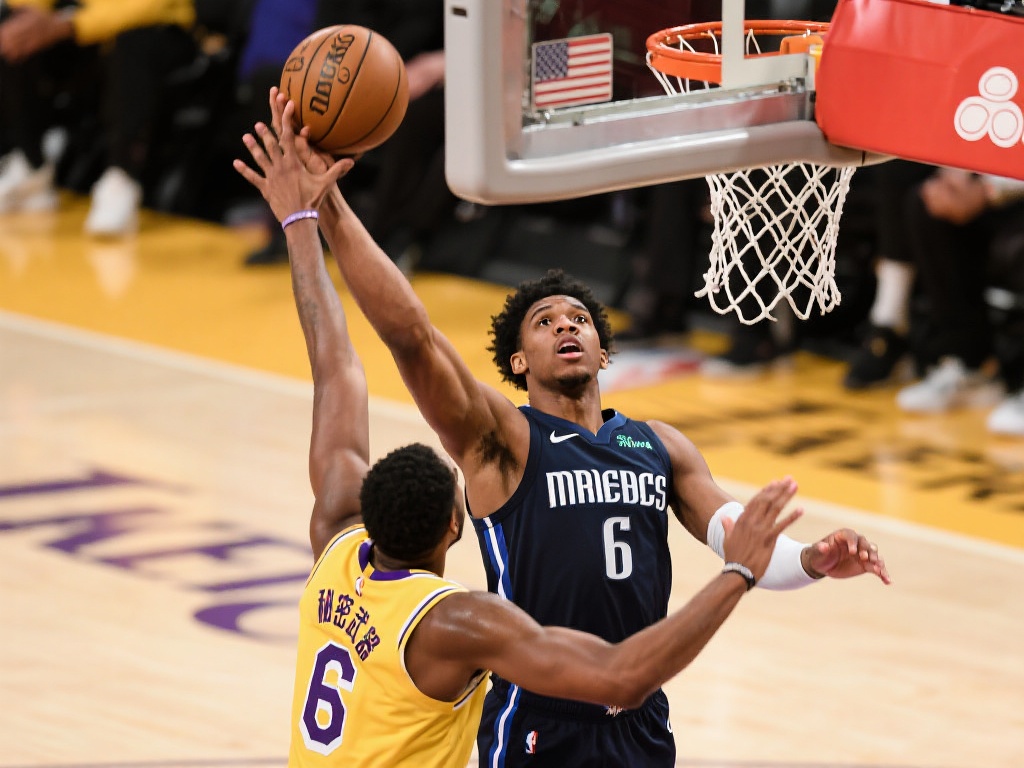 除了得分，芬尼-史密斯还在防守端展现了不