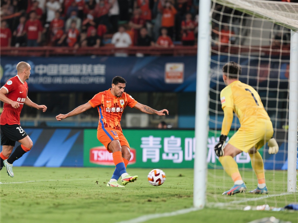 山东泰山防守失误,费利佩抓住机会破门 在足球赛场上,每一个细微的失误都可能成为