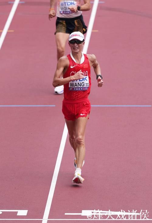中国选手王朝朝在田径世锦赛男子20公里竞走中夺得银牌